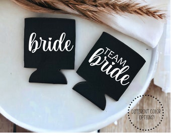 Novia-Equipo Novia Koozies / Despedida de soltera Puede Enfriar / Favor de ducha nupcial / Favor de boda / Casarse / Titular de lata de cerveza