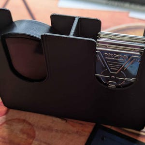 SOMENTE ARQUIVOS DIGITAIS - Suporte para fichas de contador de vida e fichas grandes - Serve na maioria das caixas de baralho - Star Wars Unlimited, Lorcana (não oficial)