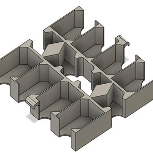 Könnte beinhalten: Ein grauer, geometrischer, modularer Organizer mit mehreren rechteckigen Fächern. Das Design weist eine gitterartige Struktur mit abgewinkelten Wänden und abgerundeten Aussparungen auf, die sich zum Organisieren kleiner Gegenstände eignen.