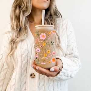 Dainty Wildflower Sipper Glass, 16oz,  Cottagecore Style Glass with Bamboo lid & straw, Perfect for Iced Coffee and Tea Glass, tumbler .