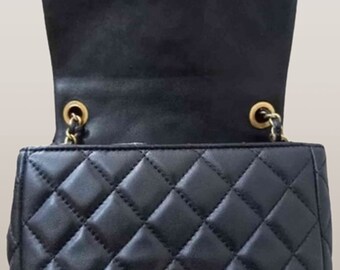 bolso con solapa pequeño y grueso con cadena -negro