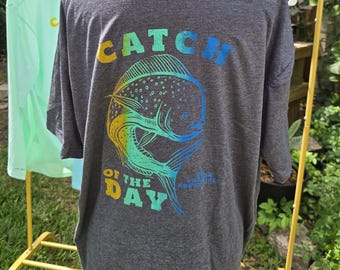 Camiseta gris jaspeada de estilo suave con un colorido logotipo de Mahi.