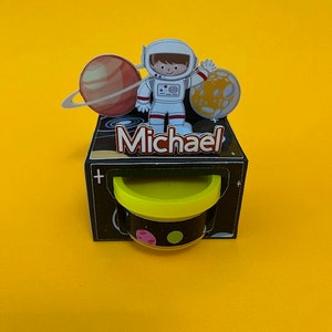 Boîte d'activités Space Play doh, boîte Space Play doh, Play doh personnalisé, cadeau d'anniversaire Space Play doh, fête de l'espace, boîte d'activités de pâte à modeler