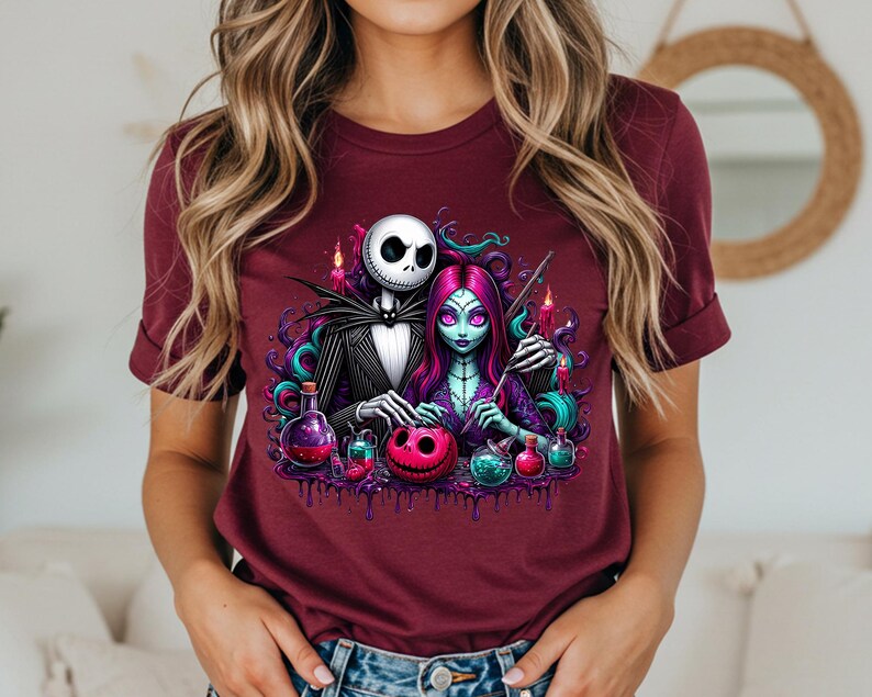 Pode incluir: Camiseta bord&ocirc; com um gr&aacute;fico colorido de Jack Skellington e Sally de The Nightmare Before Christmas. O design inclui frascos de po&ccedil;&otilde;es, uma ab&oacute;bora rosa e uma est&eacute;tica g&oacute;tica.