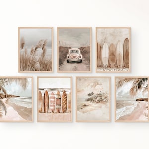 Op de afbeelding: Set van zes ingelijste prints met een strandthema. De prints tonen afbeeldingen van palmbomen, surfplanken, een oldtimer en oceaan golven.