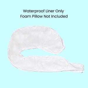 Op de afbeelding: Witte waterdichte hoes voor een zwangerschapskussen. De hoes is U-vormig en heeft een band.  Alleen waterdichte hoes. Schuimkussen niet inbegrepen.