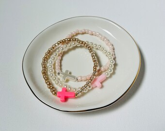 Handgemaakte op geloof geïnspireerde armbanden met kruisbedels - witte parel, felroze, lichtroze - cadeau voor haar