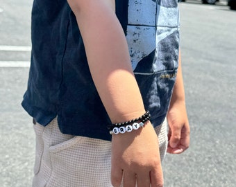 Braccialetto di perline personalizzato per bambini con dettagli in oro o argento - Braccialetto con nome personalizzato per bambini - Braccialetto di perline nere - Gioielli per bambini