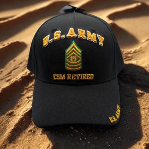 Puede incluir: Gorra de béisbol negra con bordado dorado e insignia militar. El texto en la gorra dice "U.S. ARMY" y "CSM RETIRED". La gorra también tiene el texto "U.S. ARMY" en el lateral.