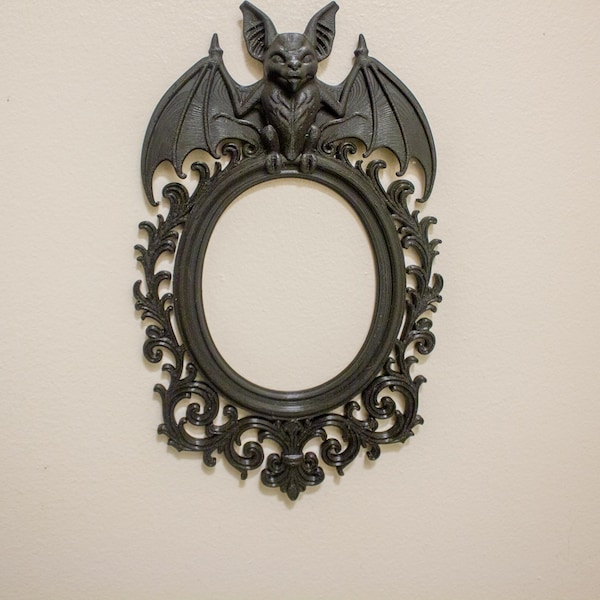Marco victoriano con forma de murciélago / Arte mural gótico ornamentado, acento de academia oscura