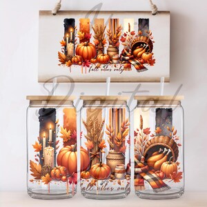 Puede incluir: Tres vasos de vidrio con tapas y pajitas de madera, cada uno con un diseño de temática otoñal. Los diseños incluyen calabazas, velas y hojas de otoño. Un letrero de madera en la parte superior dice "Fall vibes only."