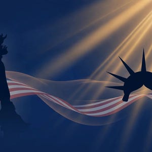 Könnte beinhalten: Eine dunkelblaue grafische Illustration mit der Silhouette der Freiheitsstatue, die eine Fackel hält, und ihrer Krone, vor einer wehenden, durchscheinenden amerikanischen Flagge mit Lichtstrahlen, die aus der oberen rechten Ecke scheinen.