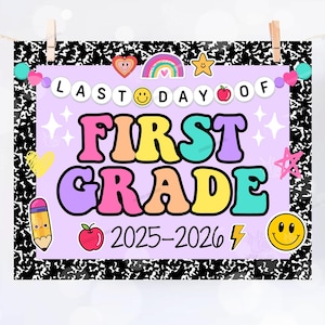 Könnte beinhalten: Ein farbenfrohes Schild mit dem Text "LAST DAY OF FIRST GRADE 2025-2026". Das Schild hat einen schwarz-weißen Notizbuchrand und ist mit verschiedenen Cartoon-Elementen wie einem Regenbogen, Sternen und einem Smiley verziert.