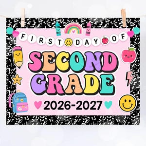 Könnte beinhalten: Ein rechteckiges Schild mit einem schwarz-weißen Notizbuch-Rand, das den Text FIRST DAY OF SECOND GRADE 2026-2027 zeigt. Das Design enthält bunte Illustrationen von einem Bleistift, Regenbogen, Apfel, Rucksack und Smiley auf einem hellrosa Hintergrund.