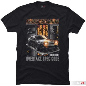 Pode incluir: Camiseta preta com uma ilustração estilizada de um carro esportivo preto com faróis laranja. O design inclui o texto "180SX VS MODE" e "OVERTAKE SPEC CODE" em laranja e branco. Uma tabela de dados técnicos também é visível.