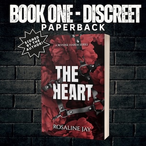 Könnte beinhalten: Ein Taschenbuch mit dem Titel "The Heart" mit floralem Hintergrund und Ledergeschirr-Design. Das Buch ist Teil einer Reverse-Harem-Serie und vom Autor signiert. Das Cover zeigt den Namen des Autors, Rosaline Jay, und den Text "Book One - Discreet".