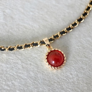 Elegante collana con ciondolo in corniola, catena intrecciata fatta a mano, girocollo con cabochon in pietra rossa naturale, nero e oro, gioiello per donna, regalo per lei