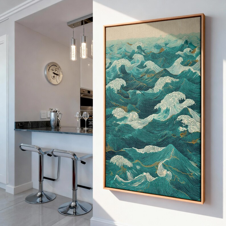 Pu&ograve; includere: Un'opera d'arte incorniciata raffigura onde oceaniche stilizzate nei toni del verde acqua, turchese e bianco, con accenti dorati. L'opera &egrave; in una cornice di legno e appesa a una parete bianca. Il tema generale &egrave; nautico e costiero.