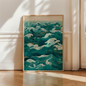 Pu&ograve; includere: Una stampa artistica incorniciata raffigurante onde oceaniche stilizzate. L'opera presenta onde turchesi e bianche con accenti dorati, creando un effetto dinamico e strutturato. La stampa &egrave; esposta in una cornice di legno chiaro.