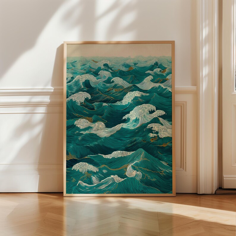 Pu&ograve; includere: Una stampa artistica incorniciata raffigurante onde oceaniche stilizzate. L'opera presenta onde turchesi e bianche con accenti dorati, creando un effetto dinamico e strutturato. La stampa &egrave; esposta in una cornice di legno chiaro.