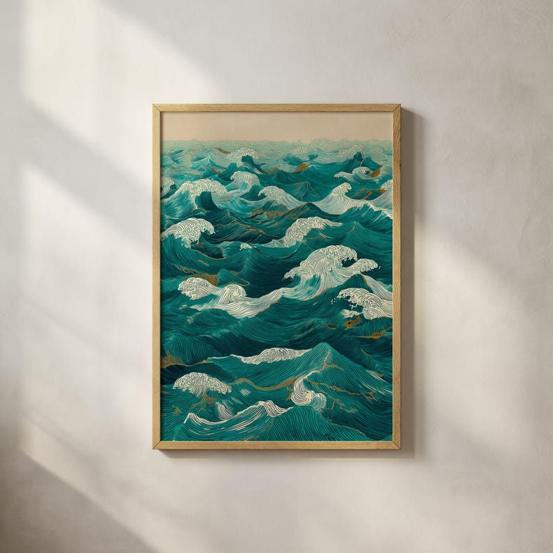 Pu&ograve; includere: Stampa artistica incorniciata raffigurante onde oceaniche stilizzate nei toni del verde acqua e bianco. L'opera d'arte, incorniciata in una cornice dorata, ha un'estetica vintage. Le onde sono dettagliate con linee strutturate, creando movimento e profondit&agrave;.