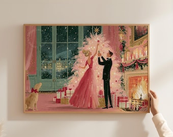 Può includere: Un'illustrazione incorniciata raffigura una persona in abito rosa e una persona in smoking nero che decorano un albero di Natale rosa. Un cane dorato con un fiocco rosso siede vicino. La scena include un camino e dei regali impacchettati.