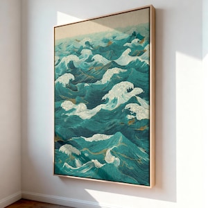 Pu&ograve; includere: Una stampa su tela incorniciata raffigurante onde oceaniche stilizzate nei toni del verde acqua e bianco, con accenti dorati. L'opera &egrave; montata in una cornice di legno chiaro, creando un'estetica serena e artistica.