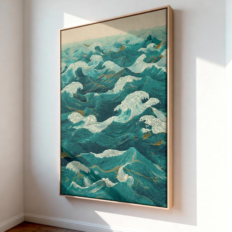 Pu&ograve; includere: Una stampa su tela incorniciata raffigurante onde oceaniche stilizzate nei toni del verde acqua e bianco, con accenti dorati. L'opera &egrave; montata in una cornice di legno chiaro, creando un'estetica serena e artistica.