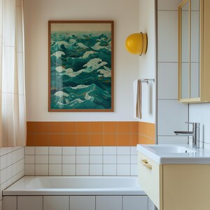 Pu&ograve; includere: Un bagno con un'opera d'arte incorniciata raffigurante onde oceaniche nei toni del verde acqua e del bianco. La stanza presenta una vasca da bagno bianca, un mobile lavabo giallo e pareti piastrellate arancioni e bianche. Un apparecchio di illuminazione giallo &egrave; montato a parete.