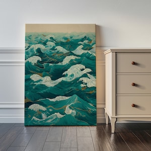 Pu&ograve; includere: Stampa su tela raffigurante onde oceaniche stilizzate nei toni del verde acqua e bianco, con accenti dorati. L'opera presenta una composizione dinamica di onde che si infrangono, creando un senso di movimento e profondit&agrave;. La stampa &egrave; esposta su uno sfondo neutro.