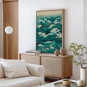 Pu&ograve; includere: Un'opera d'arte incorniciata raffigurante onde oceaniche stilizzate nei toni del verde acqua e bianco. L'opera &egrave; esposta sopra un mobile in legno con due piccoli vasi. Un divano bianco e una moderna lampada da terra sono visibili.