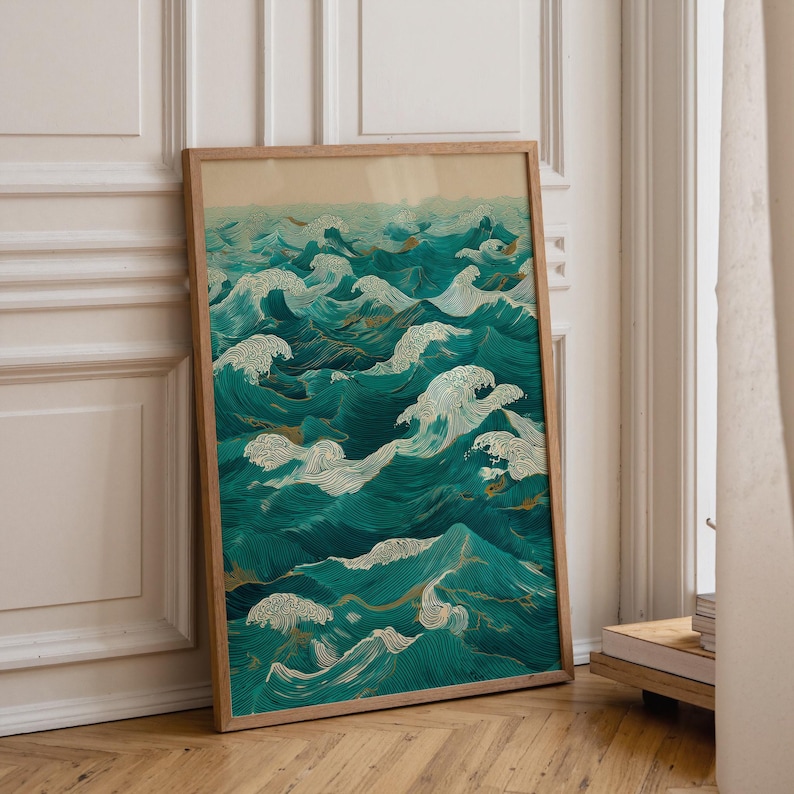 Pu&ograve; includere: Una stampa artistica incorniciata raffigurante onde oceaniche stilizzate. L'opera presenta onde turchesi e bianche con accenti dorati, su uno sfondo beige chiaro. La stampa &egrave; in una cornice di legno naturale.