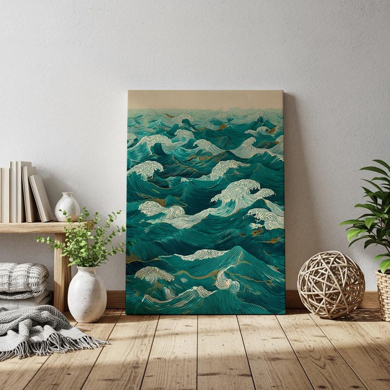 Pu&ograve; includere: Stampa su tela raffigurante onde oceaniche stilizzate nei toni del verde acqua e bianco, con dettagli dorati. L'opera cattura il movimento e l'energia del mare, creando un'estetica rilassante e artistica. La stampa &egrave; esposta in una stanza con pavimento in legno.