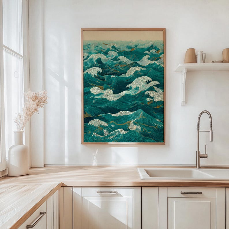 Pu&ograve; includere: Una stampa artistica incorniciata raffigurante onde oceaniche stilizzate nei toni del verde acqua e del bianco. L'opera presenta una composizione dinamica di onde che si infrangono con accenti dorati, su uno sfondo neutro. La stampa &egrave; esposta in una cornice di legno chiaro.