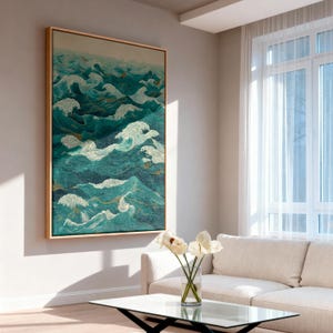 Pu&ograve; includere: Grande opera d'arte incorniciata raffigurante onde oceaniche stilizzate nei toni del verde acqua, turchese e bianco. Le onde sono dettagliate e l'opera &egrave; in una cornice dorata. Il tema &egrave; costiero e nautico.