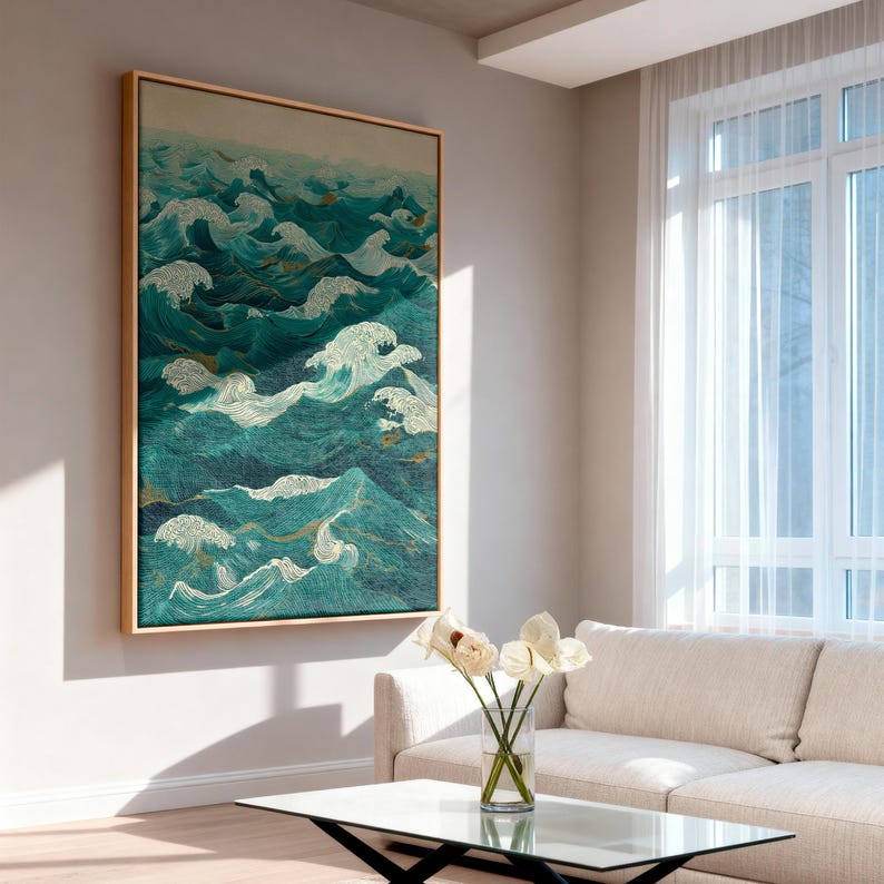 Pu&ograve; includere: Grande opera d'arte incorniciata raffigurante onde oceaniche stilizzate nei toni del verde acqua, turchese e bianco. Le onde sono dettagliate e l'opera &egrave; in una cornice dorata. Il tema &egrave; costiero e nautico.