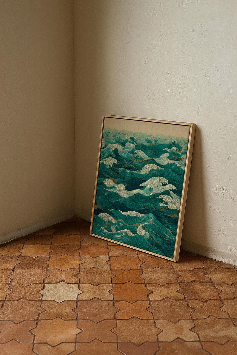 Pu&ograve; includere: Una stampa artistica incorniciata raffigurante onde oceaniche nei toni del verde acqua e bianco. L'opera d'arte &egrave; in una cornice di legno chiaro e poggia contro un muro bianco. Il pavimento &egrave; piastrellato con un motivo geometrico.