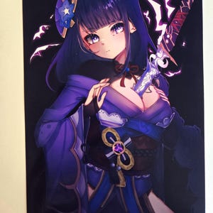 Peut inclure: Illustration de style anime d'un personnage féminin en kimono violet, tenant une épée. Le personnage a de longs cheveux violets, des yeux violets et un accessoire de cheveux en forme de fleur bleue. Le fond est noir avec des formes blanches en forme d'éclair.