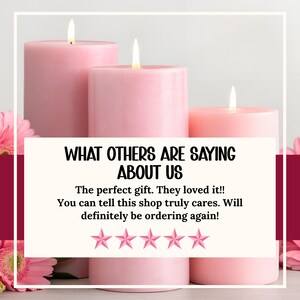 Puede incluir: Tres velas de pilar rosas encendidas de varios tama&ntilde;os. El texto "WHAT OTHERS ARE SAYING ABOUT US" se muestra sobre un fondo blanco, junto con rese&ntilde;as de clientes y cinco estrellas rosas.