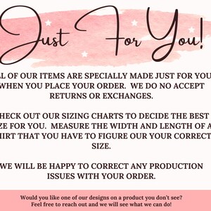 以下が含まれることがあります： ピンク色の水彩背景に、筆記体で「Just For You!」と書かれたグラフィック。 下のテキストでは、返品、交換、サイズに関するショップのポリシーが詳しく説明されており、デザインのリクエストについてお客様に連絡するように促しています。
