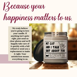 Puede incluir: Una vela gris encendida en un tarro de cristal con tapa negra. La etiqueta dice "MY CAT AND I TALK SHIT ABOUT YOU" con una ilustraci&oacute;n de gato. El texto superior dice "Because your happiness matters to us."