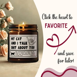 Puede incluir: Una vela encendida en un tarro de vidrio marr&oacute;n con una etiqueta blanca que dice "MY CAT AND I TALK SHIT ABOUT YOU". La vela tiene un gr&aacute;fico de gato negro y el texto "Click the heart to FAVORITE and save for later!"