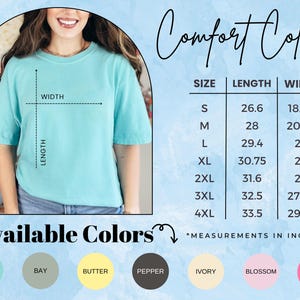 以下が含まれることがあります： ターコイズ色のComfort Colors Tシャツが、サイズと測定の詳細とともに表示されています。シャツの長さと幅は矢印で示されています。利用可能な色には、Chalky Mint、Bay、Butter、Pepper、Ivory、Blossom、Crunch Berryがあります。