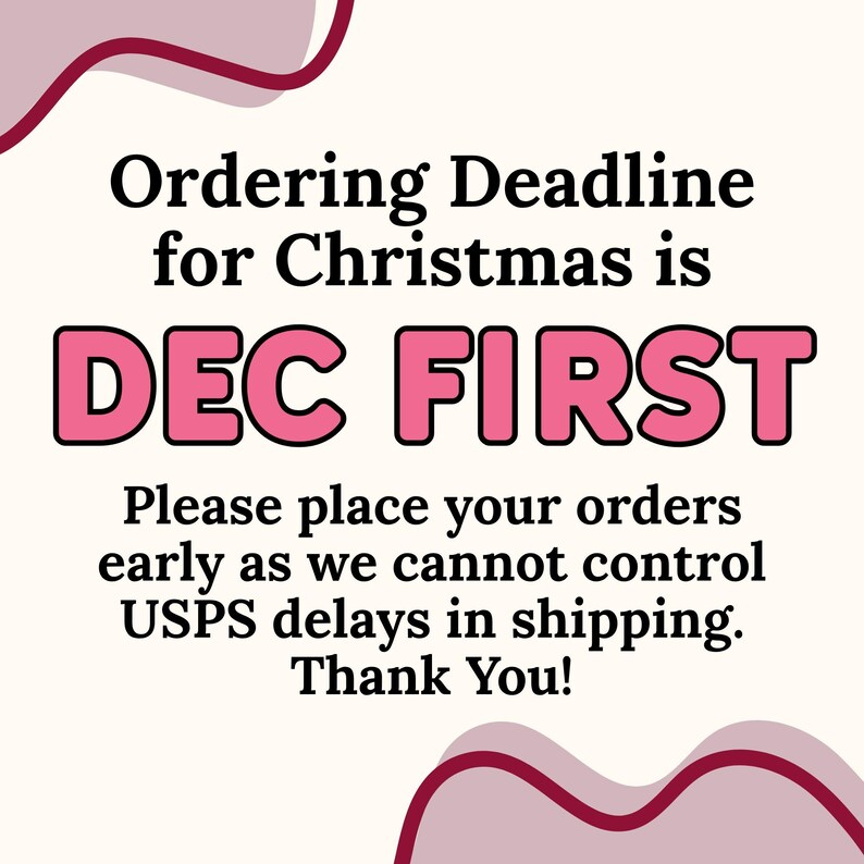 Puede incluir: Gr&aacute;fico color crema con texto en negro y rosa. El texto dice "La fecha l&iacute;mite de pedidos para Navidad es el 1 de DICIEMBRE". Texto adicional aconseja hacer los pedidos con anticipaci&oacute;n debido a posibles retrasos en el env&iacute;o. Remolinos decorativos burdeos enmarcan el texto.