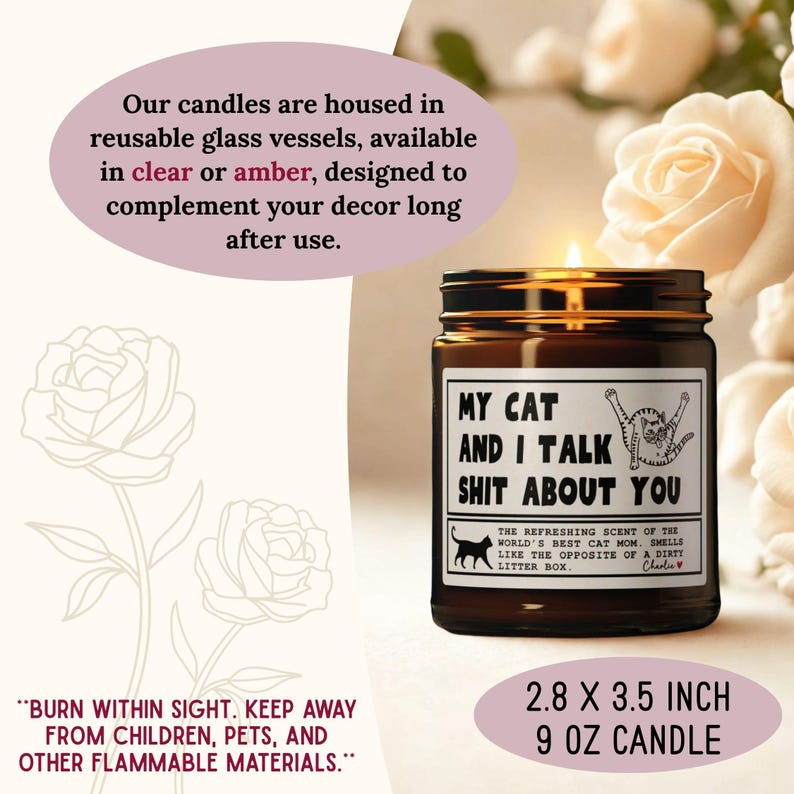 Puede incluir: Vela encendida en un vaso de vidrio &aacute;mbar con tapa negra. La etiqueta dice "MY CAT AND I TALK SHIT ABOUT YOU" con ilustraciones de gatos. La vela mide 7,1 x 8,9 cm y contiene 255 g de cera.