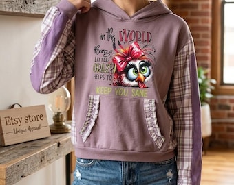 Unieke tweekleurige 'Crazy Sane' hoodie met kippenprint - handgemaakte patchwork- en ruchesdetails