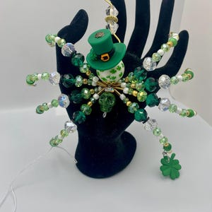 Pärlspindlar - mörkgrön st pattys dödskalle
