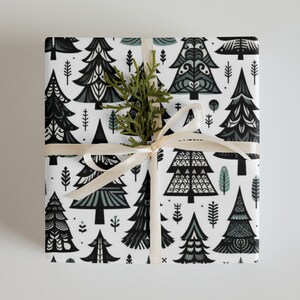 Fogli di carta da regalo con pino stilizzato