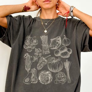 Maglietta con colori confortevoli e verdure monocromatiche: maglietta da giardino Vintage Cottagecore