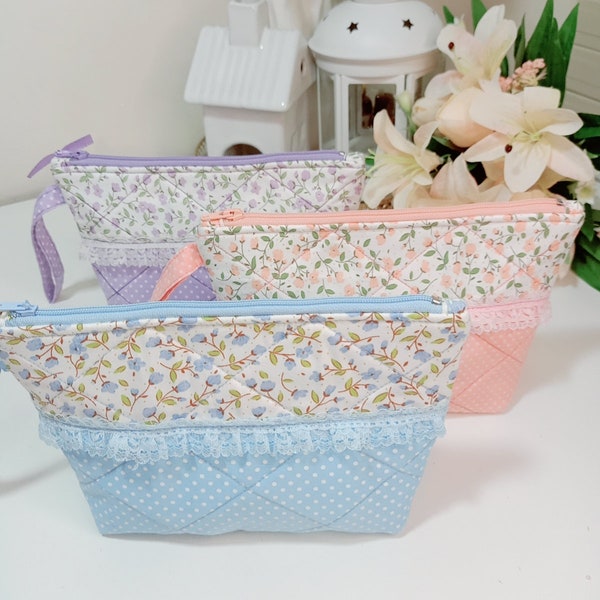 Makeup bag - Flower Brush Cosmetic Bag  Designed to look cute  The lining is well padded and thick enough to give a beautiful shape. Cotton